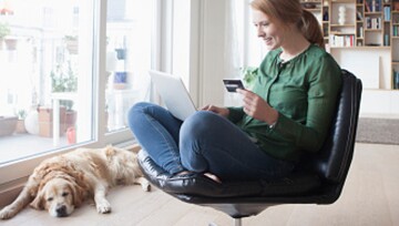 vis_frau_hund_karte_laptop_1200 Bezahlen, Kartenzahlung, Online Shop