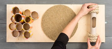 DIY Katzenkratzbrett mit Papprollen, Sisalmatte und Seil, Bastelprojekt auf Holzbrett