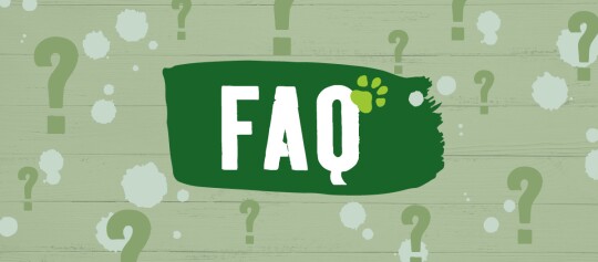 FAQ-symbool met groene pootafdruk op houten achtergrond met vraagtekens