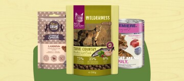 Drei verschiedene Katzenfutterprodukte – Kitty's Cuisine Lamm Crunchy Snack, Real Nature Wilderness Huhn mit Fisch Trockenfutter und Premiere Meat Menu Adult Nassfutter – natürliche und hochwertige Katzenfutteroptionen.