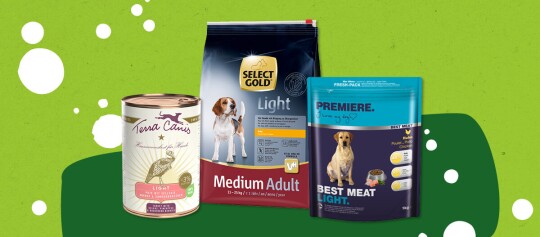 Drei verschiedene Light-Hundefutterprodukte: Terra Canis Dose mit Pute und Gemüse, Select Gold Light Trockenfutter für mittelgroße erwachsene Hunde, Premiere Best Meat Light Nassfutter mit Huhn