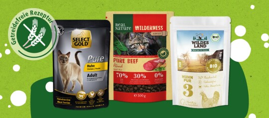 Trois paquets de nourriture pour chats sans céréales des marques Select Gold, Real Nature Wilderness et Wildes Land au poulet et bœuf.