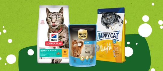 Trois emballages différents de nourriture pour chats – Hill's Science Plan Perfect Weight, Select Gold Light et Happy Cat Adult Light – sur fond vert.