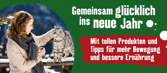 Frau streichelt eine graue getigerte Katze im Winter, Text über ein glückliches neues Jahr mit Tipps für Bewegung und Ernährung