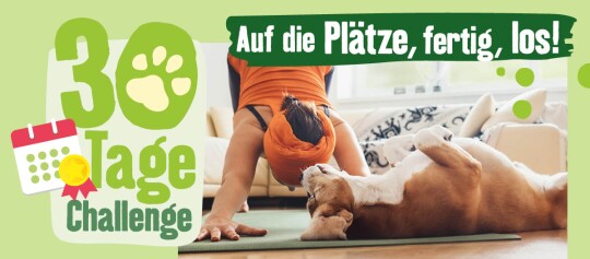 Frau macht Yoga mit ihrem Hund auf einer Matte im Wohnzimmer, 30-Tage-Challenge mit Pfotenmotiv und Text