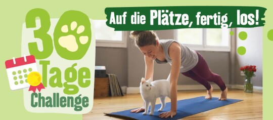 Frau macht Plank-Übung auf Yogamatte mit weißer Katze im Wohnzimmer, 30 Tage Challenge Banner mit Pfotenabdruck und Text 