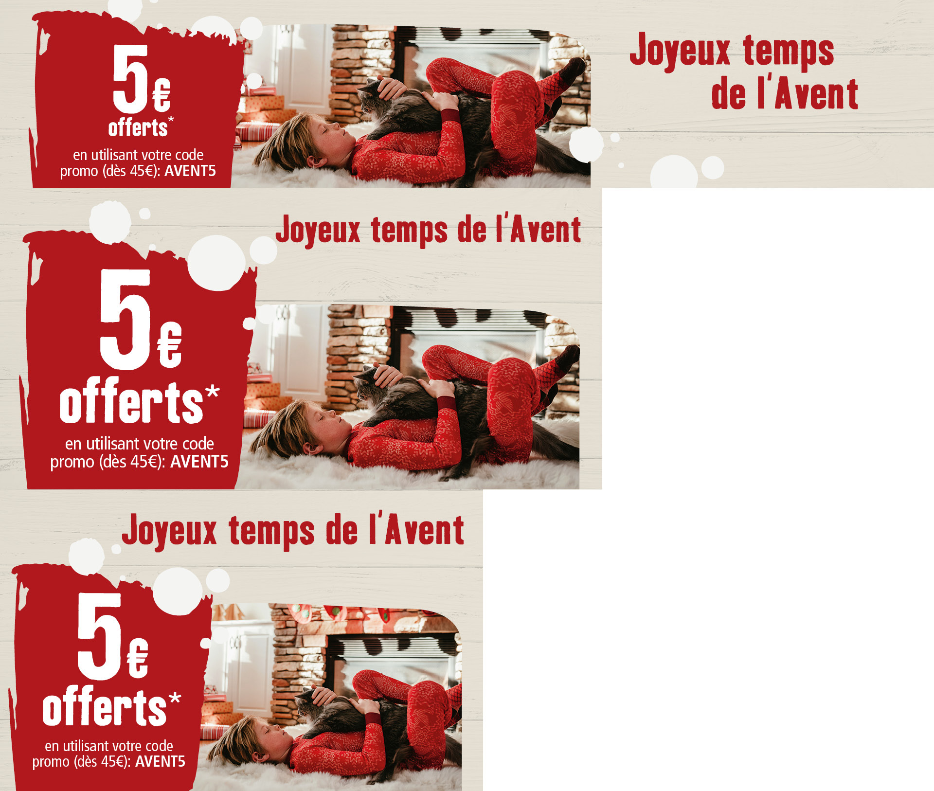 Scène chaleureuse de l’Avent avec un enfant en pyjama rouge tenant un chat gris devant une cheminée, cadeaux de Noël et offre promotionnelle de 5€.