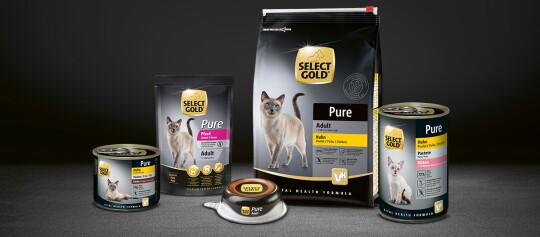 Verschiedene SELECT GOLD Pure Katzenfutterprodukte in Dosen, Beuteln und Verpackungen mit Siamkatzenbild und verschiedenen Geschmacksrichtungen wie Huhn und Pferd.