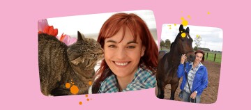 Glückliche Frau mit roten Haaren, die von einer getigerten Katze gekuschelt wird, und dieselbe Frau, die draußen neben einem braunen Pferd steht.