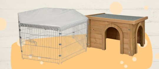 Metall-Tierlaufstall mit grauem Stoffdach neben einem robusten Holz-Tierhaus mit zwei Eingängen und flachem Dach.