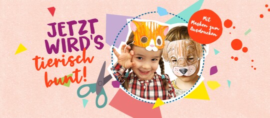 Zwei Kinder mit bunten Tiermasken, Katze und Hund, fröhlich beim Basteln mit ausschneidbaren Masken.