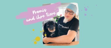 Porträt eines Mannes mit blauem Bandana und schwarzem Hund auf dem Schoß, umgeben von einem bunten Design mit dem Text „Promis und ihre Tiere“.