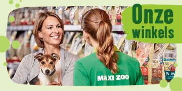 Vriendelijke klant met hond praat met medewerker van MAXI ZOO in dierenwinkel bij schappen met dierenvoer – Onze winkels