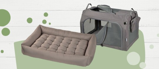 Lit pour animal de compagnie doux couleur taupe à côté d'un sac de transport pliable gris avec fenêtres en maille et fermetures éclair