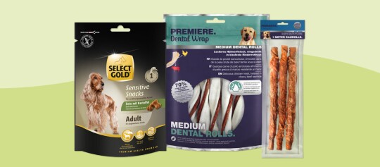 Drei verschiedene Hundesnack-Packungen – SELECT GOLD Sensitive Snacks mit Ente und Kartoffel, PREMIERE Dental Wrap mittlere Zahnpflege-Rollen aus Hühnchen und Rinderhaut, und eine 1 Meter lange Kaurolle aus Hühnchen und Rinderhaut.