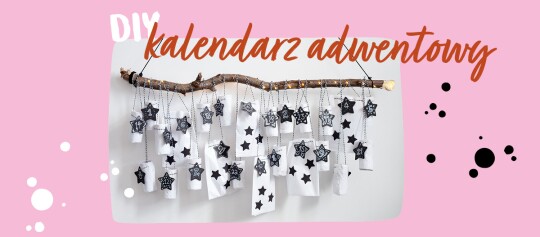 DIY kalendarz adwentowy z gałęzi z 24 numerowanymi białymi paczuszkami i czarnymi gwiazdkami, wiszący na ścianie