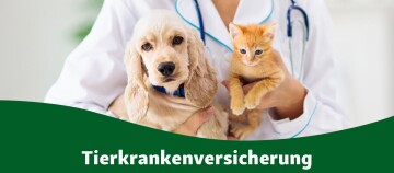 Weterynarz trzyma szczeniaka i kociaka – ubezpieczenie zdrowotne dla zwierząt domowych