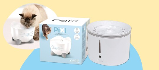 Catit Pixi Katzen-Trinkbrunnen mit Katze, die Wasser trinkt, und Verpackung, weißer runder Katzenbrunnen mit Wasserstandsanzeige.