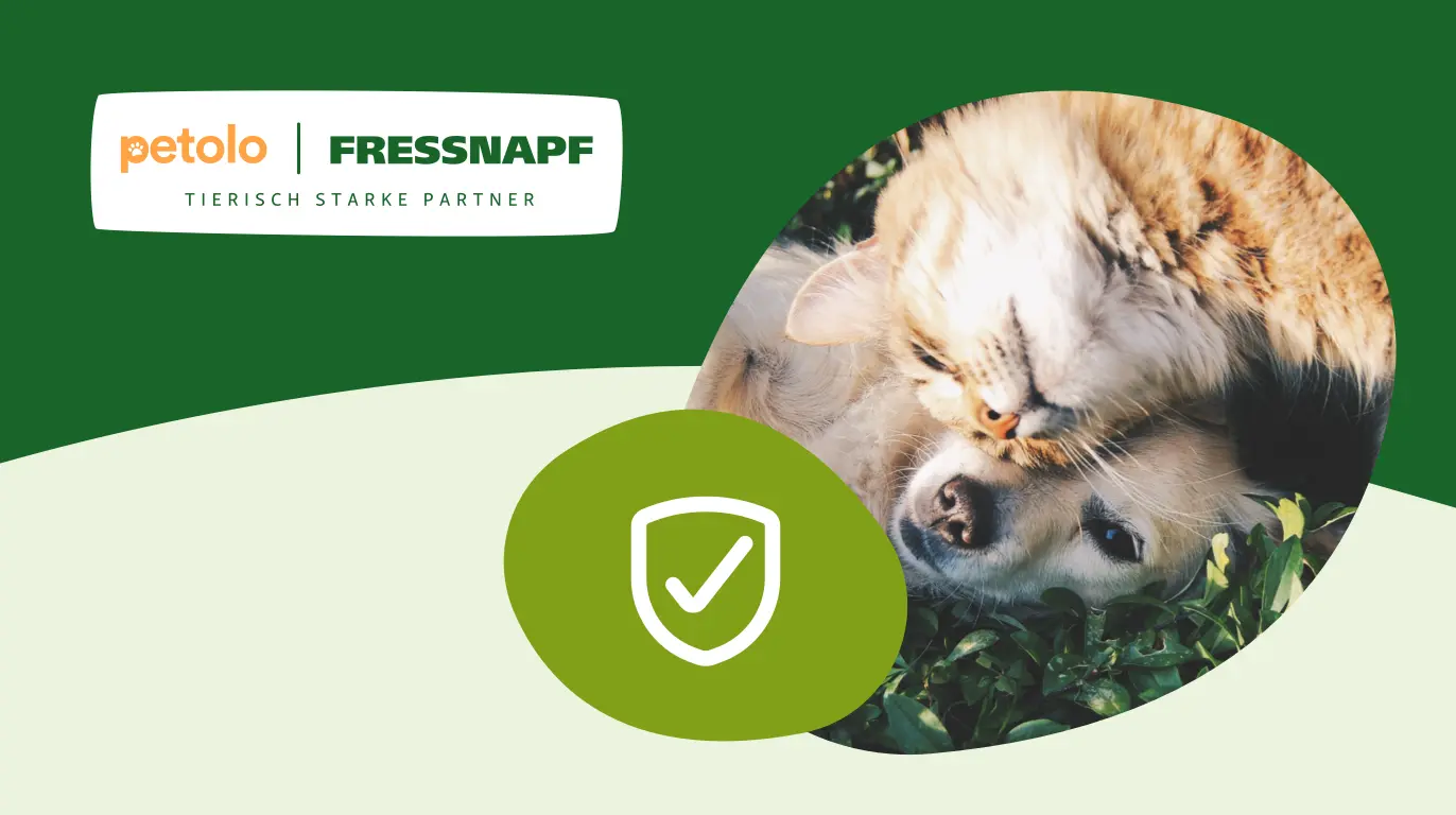 Katze und Hund kuscheln zusammen auf grünem Laub, Partnerschaftslogo von petolo und Fressnapf mit Schildsymbol für Sicherheit