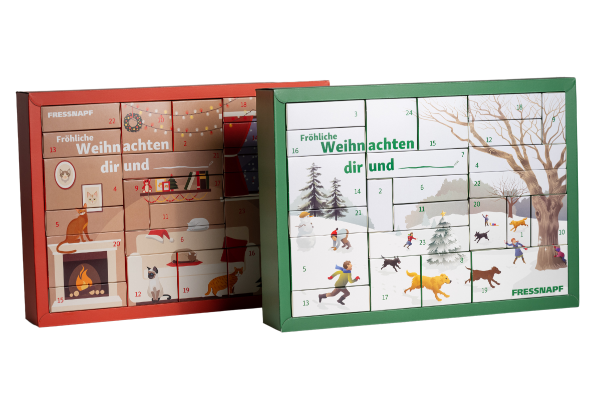 Adventskalender von Fressnapf mit 24 Türchen, rotes Design mit Katzen und Kamin, grünes Design mit Kindern, Hunden und Winterlandschaft, Weihnachtsmotiv.