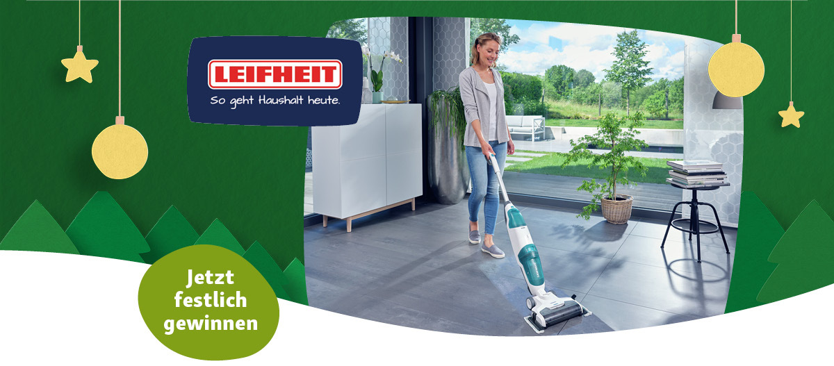 Frau reinigt mit modernem Leifheit Staubsauger in hellem Wohnzimmer mit Gartenblick – Jetzt festlich gewinnen