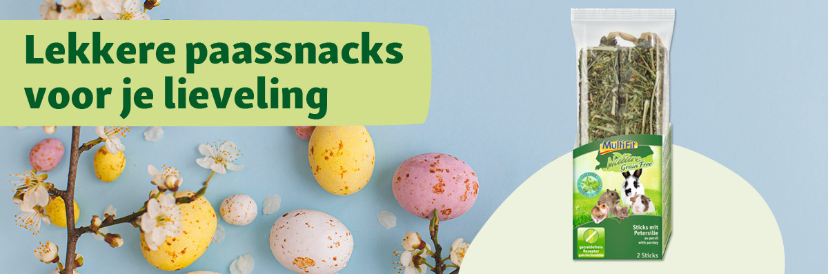 MultiFit Nature graanvrije paassnacks met peterselie voor kleine huisdieren naast kleurrijke paaseieren en lentebloesem