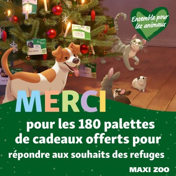 Illustration de Noël joyeuse avec un chien, un chat, un lapin et un cochon d'Inde devant un sapin décoré, remerciement pour 180 palettes de cadeaux pour les refuges par Maxi Zoo.