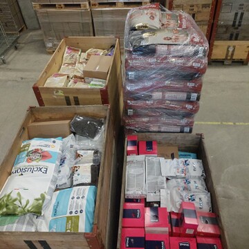 Lagerhalle mit Holzkisten und Palette voller Tiernahrungspakete, verschiedene Marken und Verpackungen sichtbar.