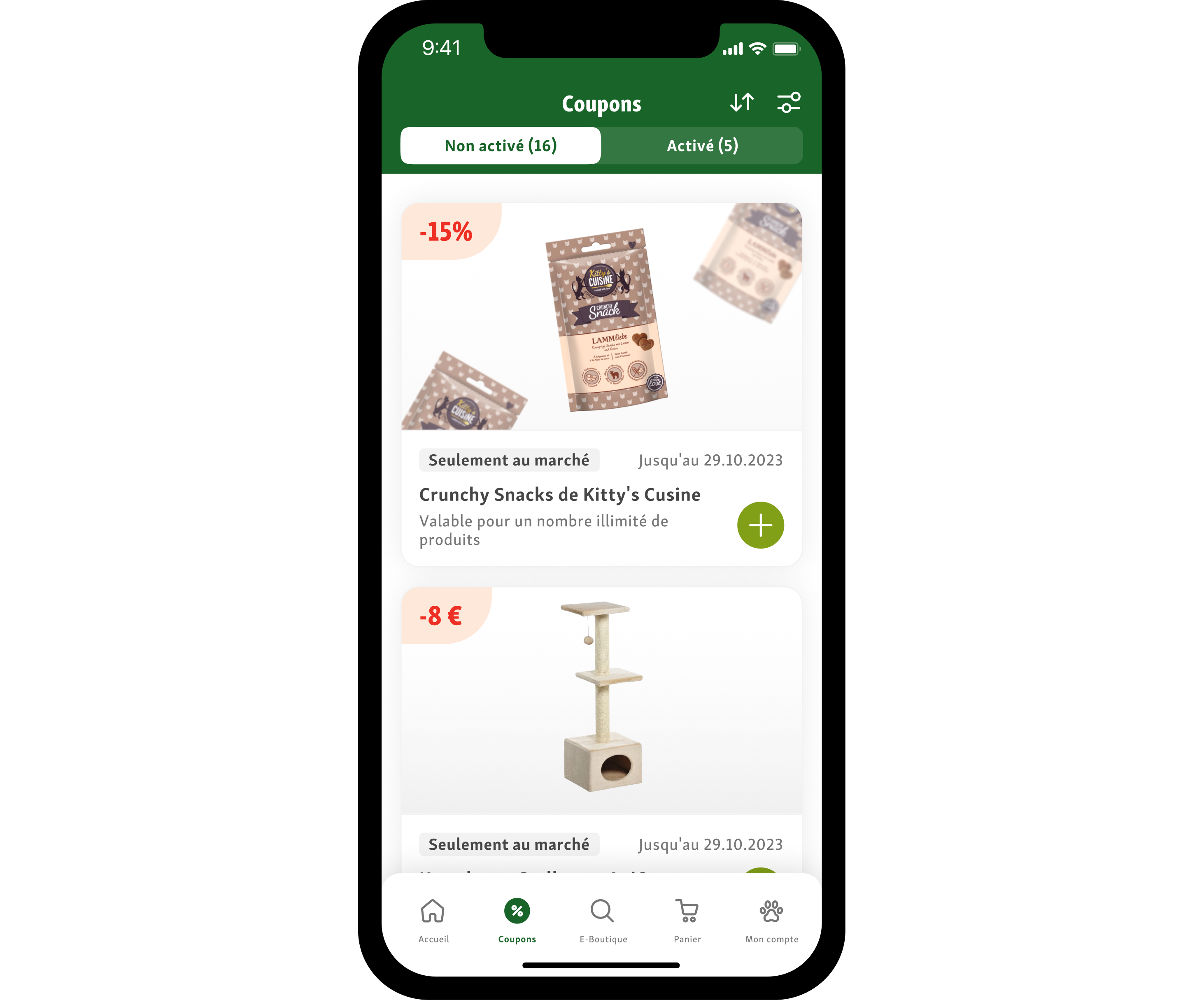 Smartphone-Bildschirm mit einer Coupon-App, die 15% Rabatt auf Kitty's Cusine Crunchy Snacks und 8€ Rabatt auf einen Katzenbaum zeigt.