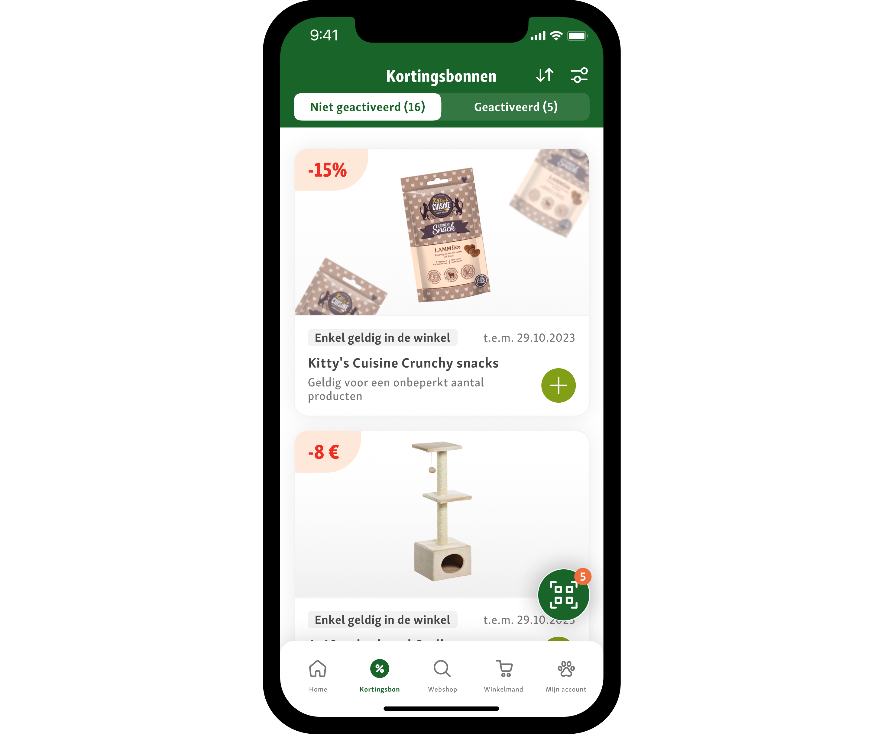 Smartphone scherm met een kortingsbonnen app die 15% korting geeft op Kitty's Cuisine Crunchy Snacks en 8 euro korting op een kattenkrabpaal.