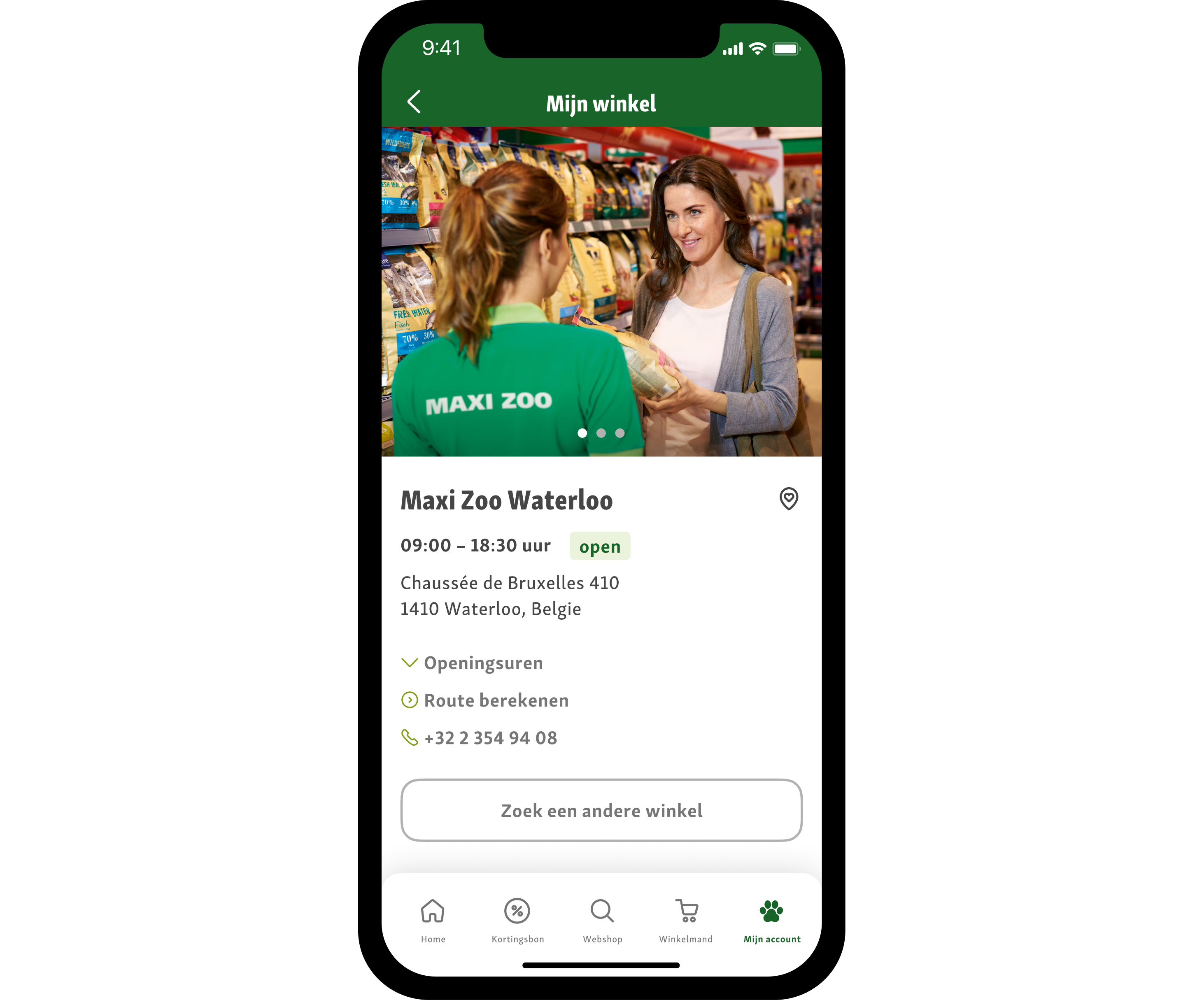 Smartphone scherm toont Maxi Zoo Waterloo winkelinformatie met openingstijden, adres en contact, klantenservice in dierenwinkel.