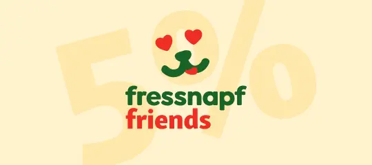 Illustration von zwei Menschen, die mit Hunden spazieren gehen, neben einem Smartphone mit der Fressnapf Tracker App und dem Fressnapf Tracker Gerät, mit dem Text „Gemeinsam Laufen für einen guten Zweck“ und dem Logo „tierisch engagiert“.