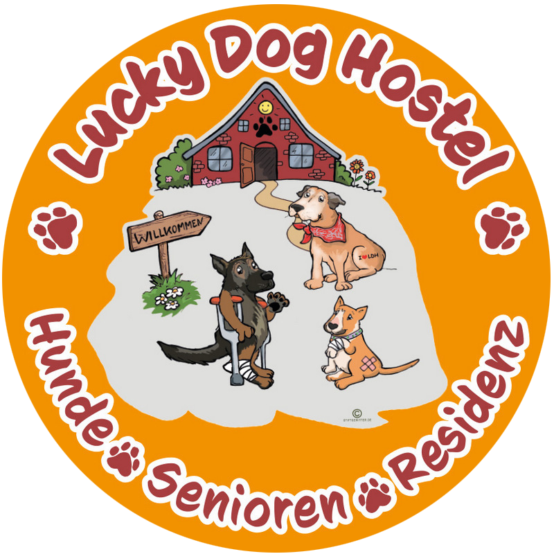 LUCKY-DOG-HOSTEL01 Logo von Lucky Dog Hostel, einer Hunde-Senioren-Residenz mit drei cartoonartigen Hunden vor einem roten Backsteinhaus, einem Willkommensschild und Pfotenabdrücken auf orangefarbenem Hintergrund.