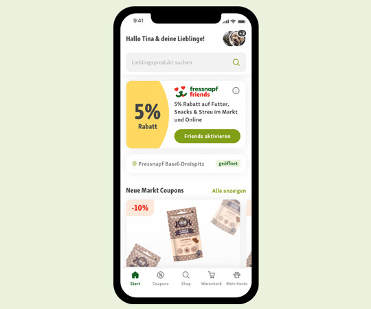 Smartphone-Bildschirm mit Fressnapf Friends App, die 5% Rabatt auf Tierfutter, Snacks und Streu sowie neue Markt-Coupons anzeigt.