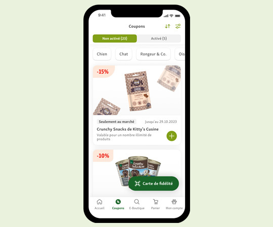 Écran de smartphone affichant une application pour animaux avec des coupons actifs offrant 15 % et 10 % de réduction sur des snacks et aliments pour chats.