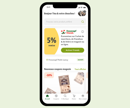 Écran de smartphone affichant une application de shopping française avec une offre de 5% de remise sur la nourriture et les accessoires pour animaux Fressnapf Friends.