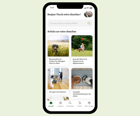Écran de smartphone affichant une application de soins pour animaux en français avec des articles sur les allergies chez le chien, les jeux pour chiens, l’occupation des chatons et les conseils nutritionnels pour chats.