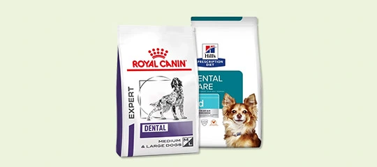 Twee zakken hondenvoer voor tandverzorging, Royal Canin Expert Dental voor middelgrote en grote honden, en Hill's Prescription Diet Dental Care met een Chihuahua.