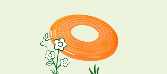 Disque volant orange avec surface texturée et illustrations de fleurs sur fond clair