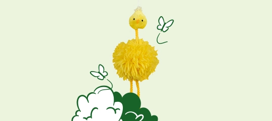 Poussin jaune duveteux sur des buissons verts et blancs avec des papillons, décoration printanière