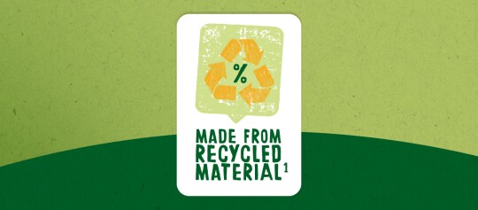 Label met recycling symbool en tekst 'Gemaakt van gerecycled materiaal' op groene achtergrond