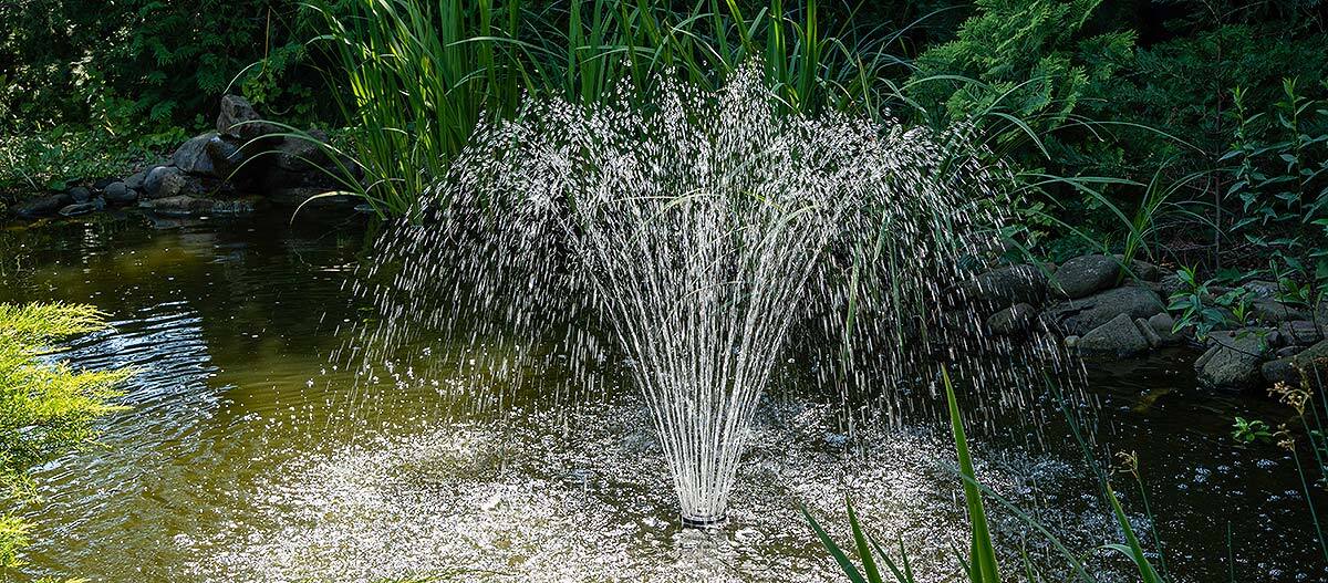 Gartenteich mit Wasserspiel / Springbrunnen