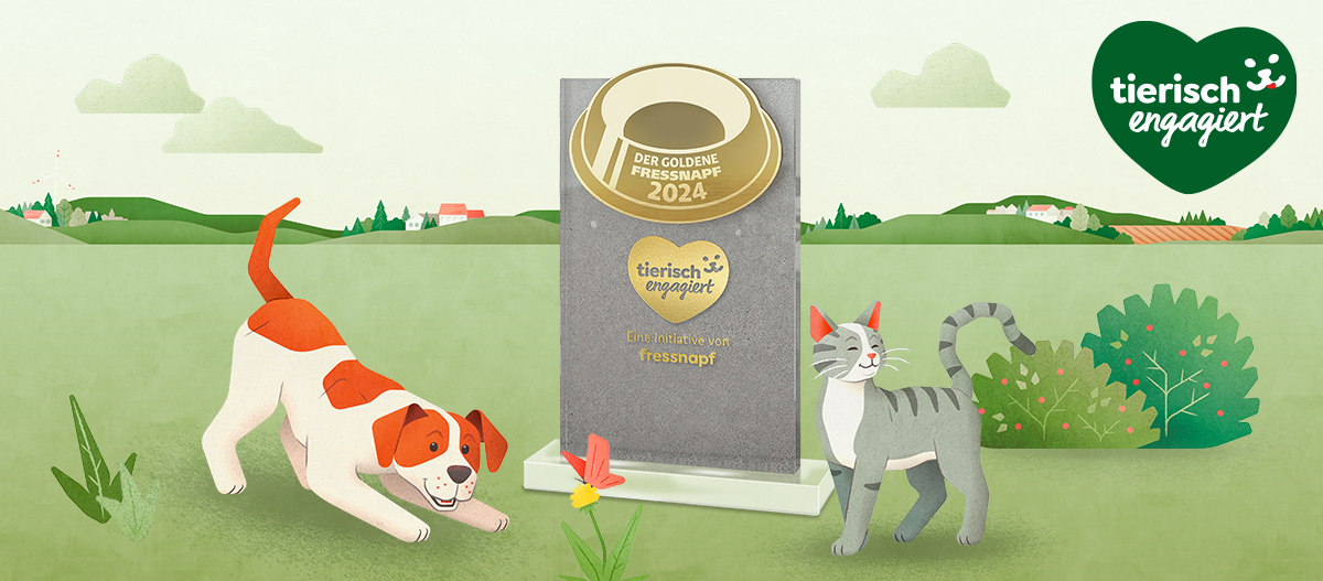 Illustration eines spielenden Hundes und einer zufriedenen Katze neben der Trophäe „Der Goldene Fressnapf 2024“ auf einer grünen Wiese, mit dem Logo „tierisch engagiert“ von Fressnapf.