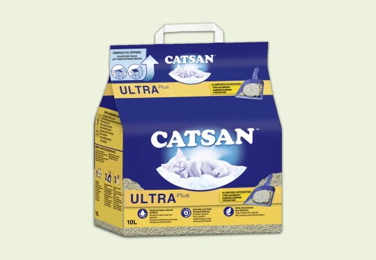 Große 10-Liter-Packung Catsan Ultra Plus klumpende Katzenstreu mit Bild einer schlafenden weißen Katze auf blau-gelber Verpackung.