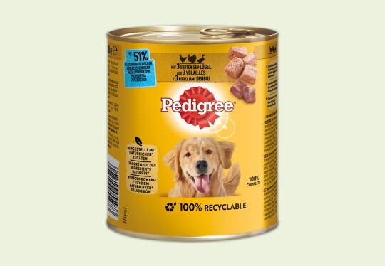 Dose Pedigree Hundefutter mit 51 % Fleisch und tierischen Nebenerzeugnissen, hergestellt aus 3 Sorten Geflügel, mit natürlichen Zutaten, 100 % recycelbar.