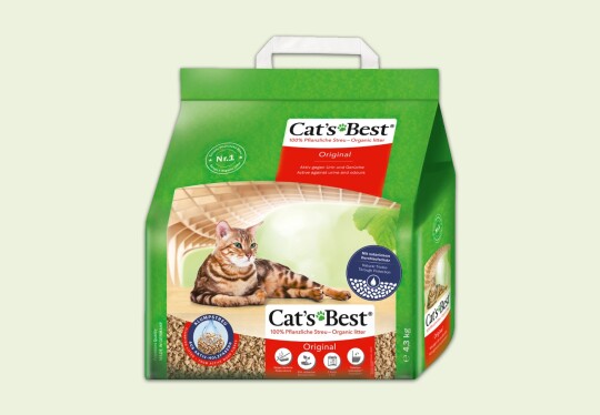Grüne Verpackung von Cat's Best Original Katzenstreu aus 100% pflanzlichen, organischen Holzfasern, mit Bild einer liegenden getigerten Katze, 4,3 kg, geruchsbindend und klumpend.