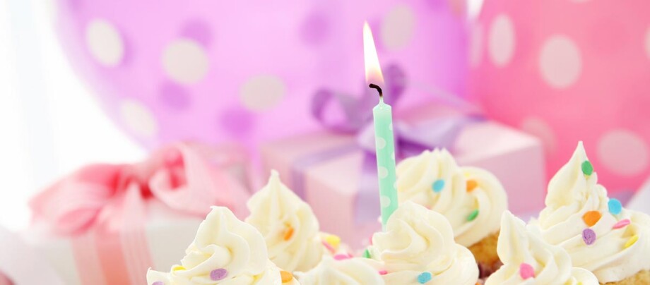 Geburtstag mit Kerze und Kuchen