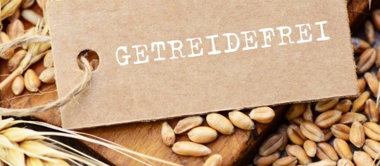 Nahaufnahme eines braunen Papierschildes mit der Aufschrift