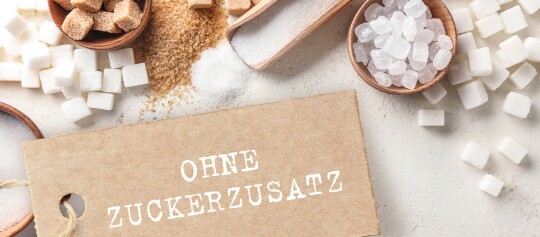 Verschiedene Zuckerarten mit einem braunen Papieretikett