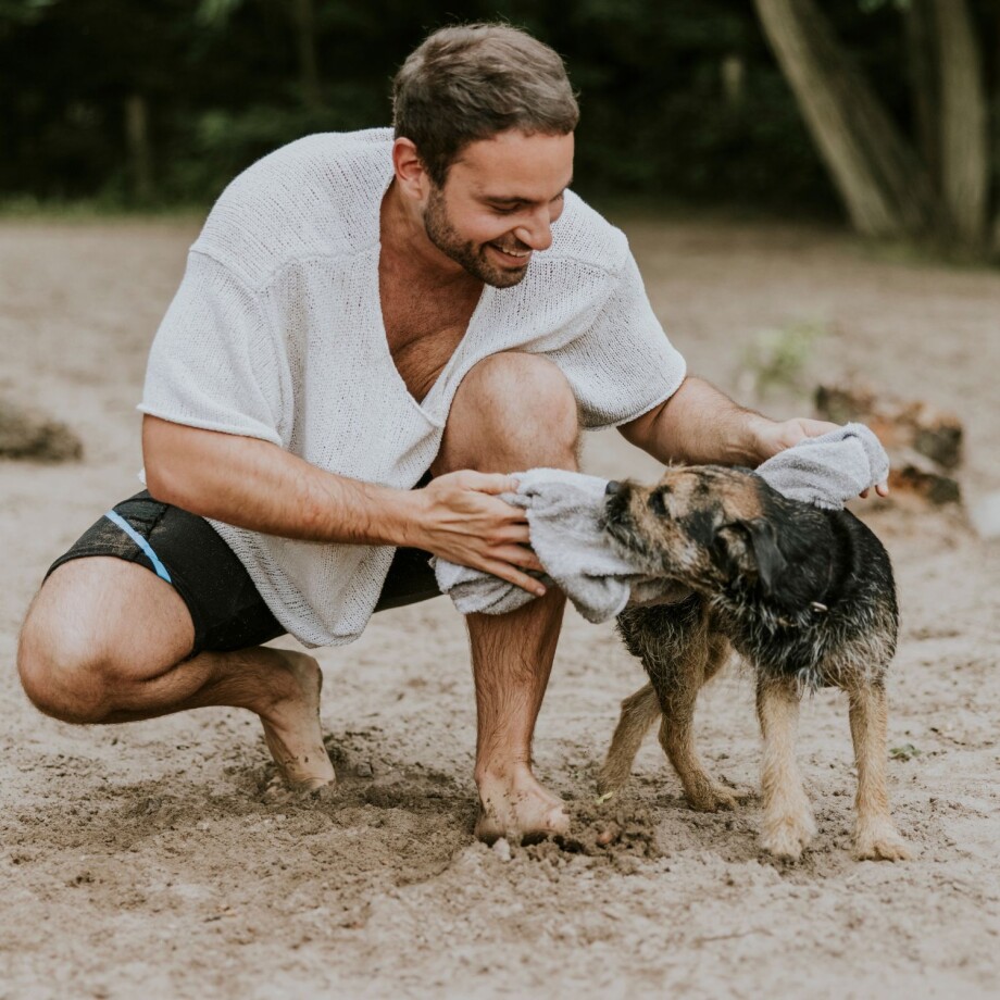 Junger Mann mit Hund